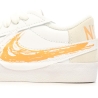 Baskets Blanches/Orange Mixte Nike Blazer Low 77 Jumbo