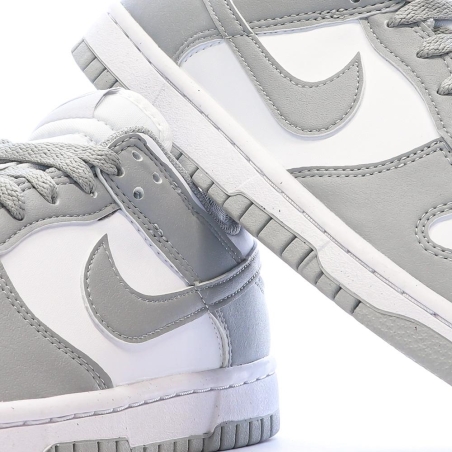 Dunk Low Baskets Blanches/Grises Femme Nike
