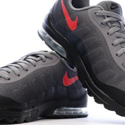 Baskets Grises/Noires/Rouges Homme Nike Invigor